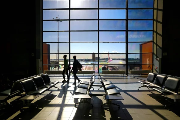 People in the terminal hall — Stock Photo, Image