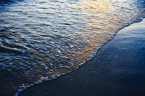 Playa en los trópicos al atardecer —  Fotos de Stock