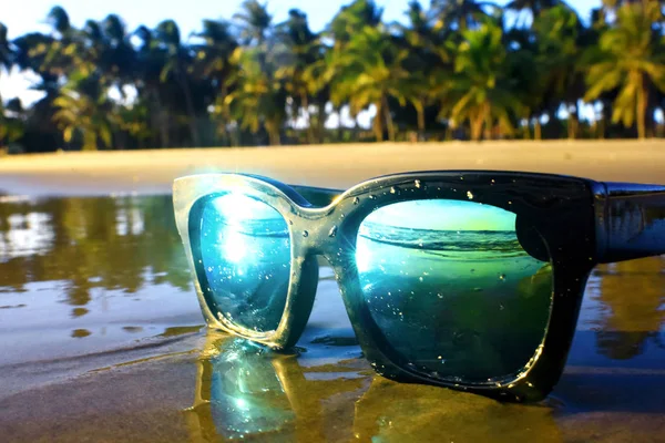 Сонцезахисні окуляри лежать на пляжі — стокове фото