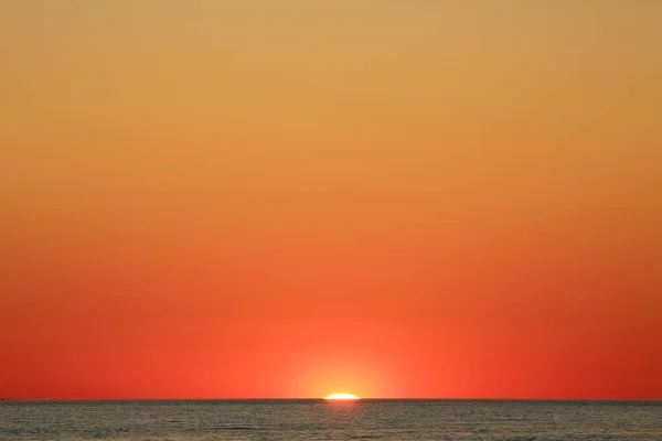 Suset gökyüzü ve deniz dalgalanma — Stok fotoğraf