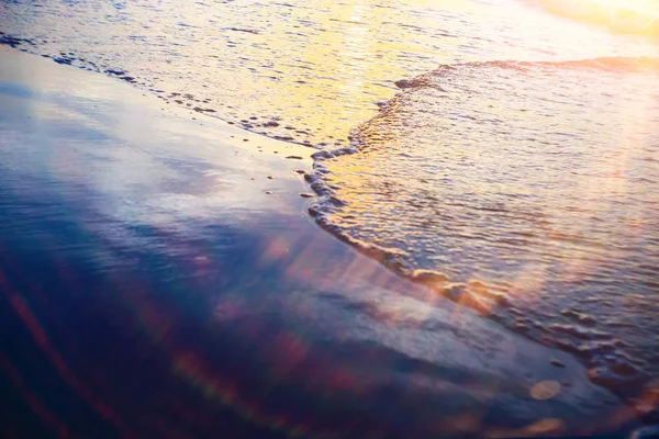 Waves on the beach in the tropics — Stock Photo, Image