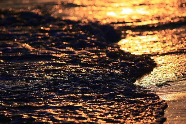 Хвилі на заході сонця в тропіках — стокове фото