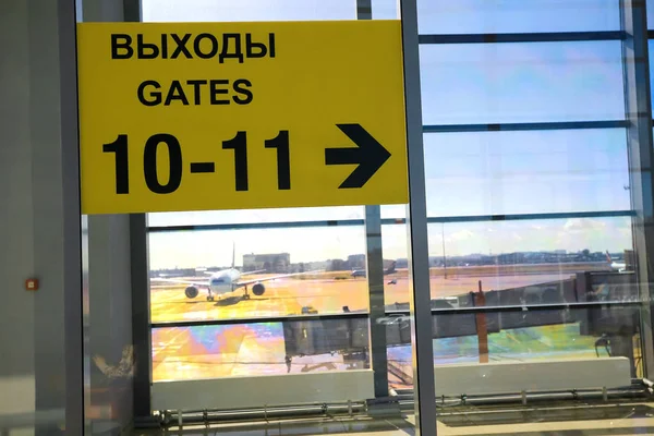 Portões assinar no terminal do aeroporto — Fotografia de Stock