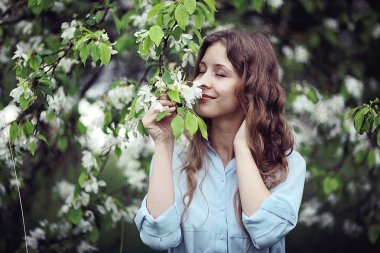 kadının Bloom olan elma ağaçlarının