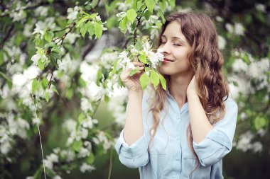 kadının Bloom olan elma ağaçlarının