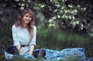 kadının Bloom olan elma ağaçlarının