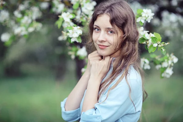 Mujer disfrutando de la floración de manzanos — Foto de Stock