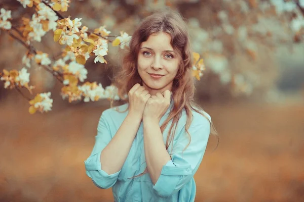 사과 나무의 꽃을 즐기는 여자 — 스톡 사진