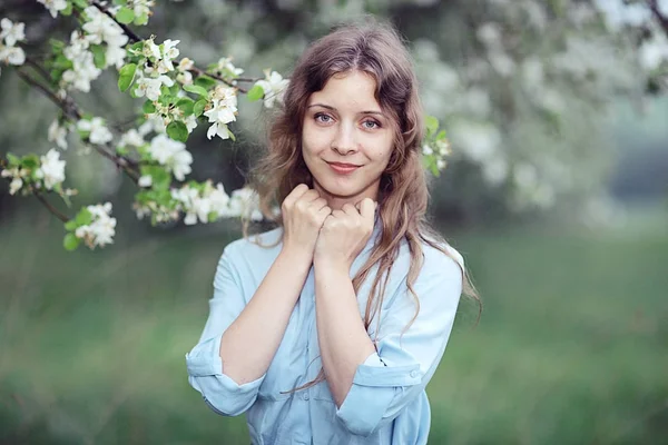 Mujer disfrutando de la floración de manzanos — Foto de Stock