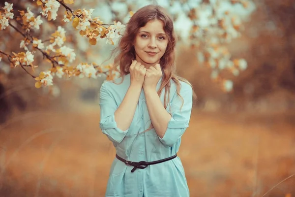 Donna godendo fioritura di alberi di mele — Foto Stock