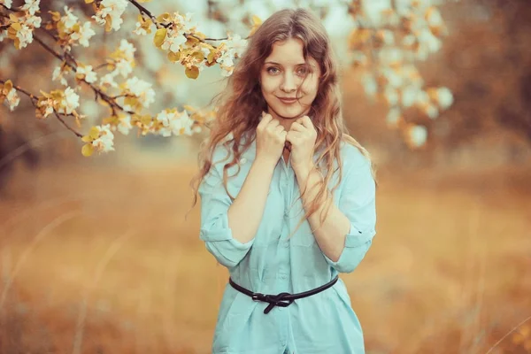 Frau genießt Blüte der Apfelbäume — Stockfoto