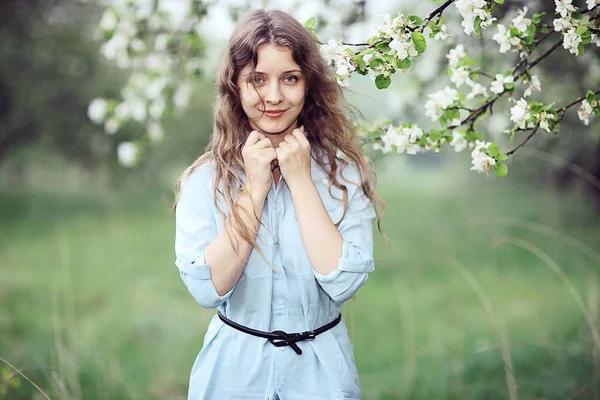 Mujer disfrutando de la floración de manzanos —  Fotos de Stock