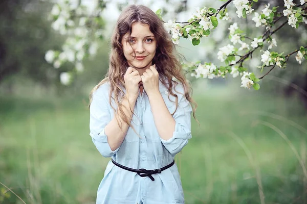 Mujer disfrutando de la floración de manzanos — Foto de Stock