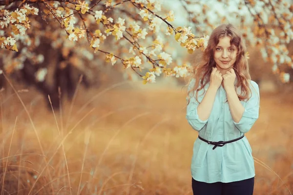 Mulher desfrutando flor de macieiras — Fotografia de Stock