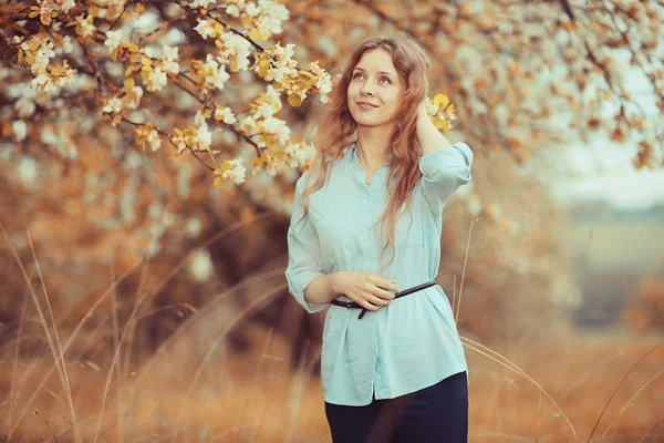 Donna godendo fioritura di alberi di mele — Foto Stock