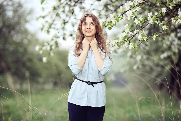 Donna godendo fioritura di alberi di mele — Foto Stock