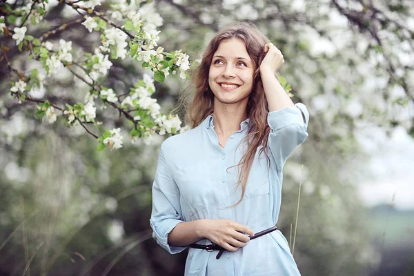 Mujer disfrutando de la floración de manzanos — Foto de Stock