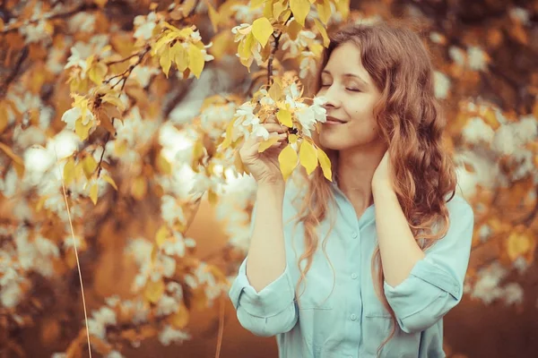 Mujer disfrutando de la floración de manzanos —  Fotos de Stock