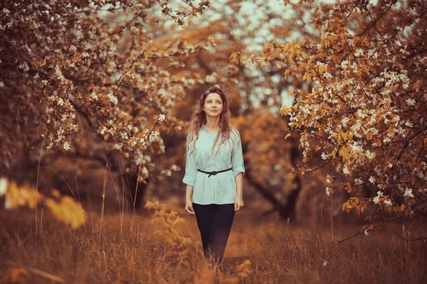 Mujer disfrutando de la floración de manzanos — Foto de Stock