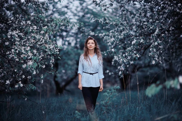 Donna godendo fioritura di alberi di mele — Foto Stock