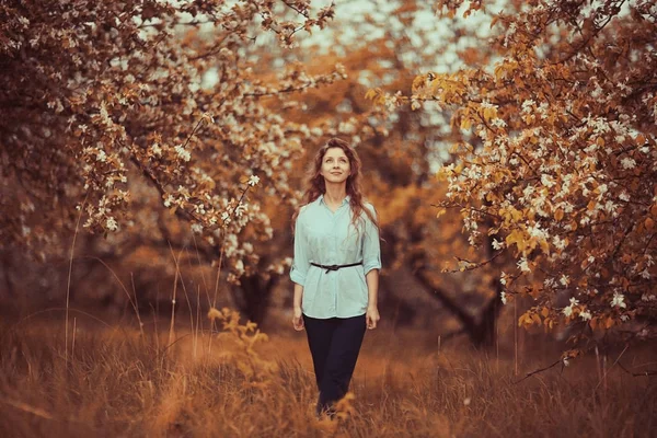 Kadının Bloom olan elma ağaçlarının — Stok fotoğraf