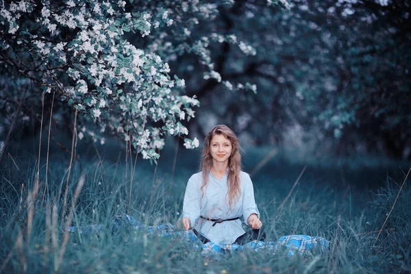 Donna godendo fioritura di alberi di mele — Foto Stock