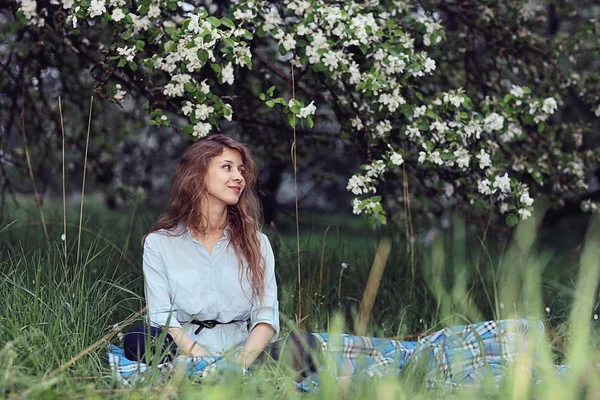 Donna godendo fioritura di alberi di mele — Foto Stock