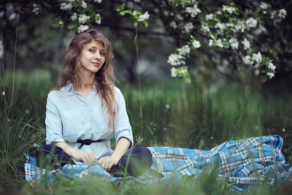 Frau genießt Blüte der Apfelbäume — Stockfoto