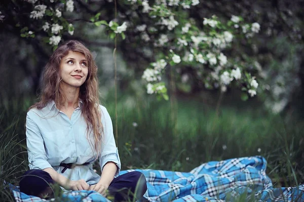 リンゴの木の花を楽しむ女性 — ストック写真