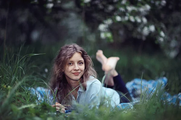 Junge Frau liegt auf Gras — Stockfoto