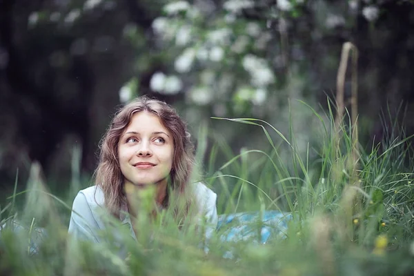 Junge Frau liegt auf Gras — Stockfoto