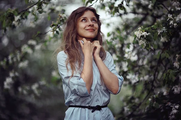 リンゴの木の花を楽しむ女性 — ストック写真