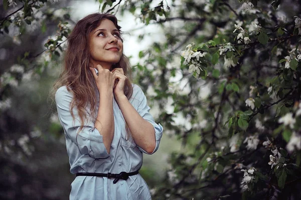 リンゴの木の花を楽しむ女性 — ストック写真