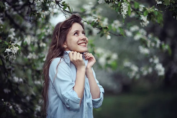 Mujer disfrutando de la floración de manzanos — Foto de Stock