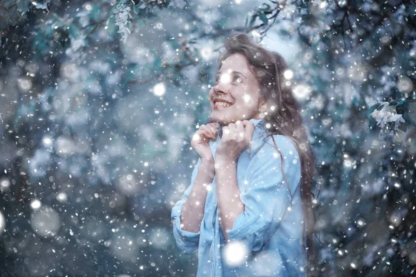 Woman enjoying bloom of apple trees — Stock Photo, Image