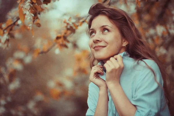 Mujer disfrutando de la floración de manzanos —  Fotos de Stock