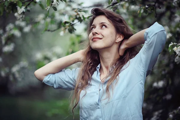 リンゴの木の花を楽しむ女性 — ストック写真