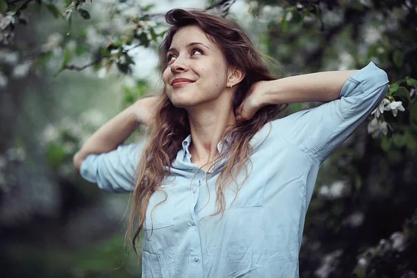 Jovem mulher no jardim da primavera — Fotografia de Stock