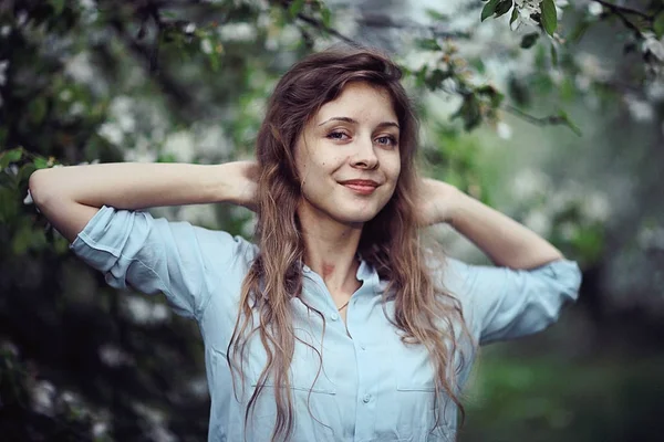 Jeune femme dans le jardin de printemps — Photo