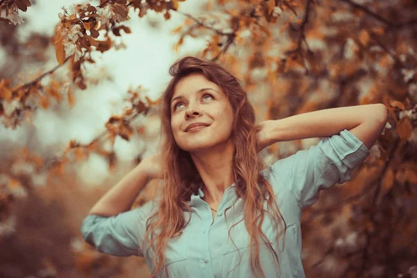 Jovem mulher no jardim de outono — Fotografia de Stock
