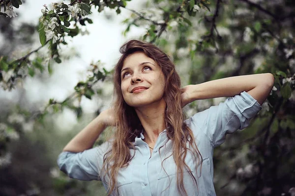 Kadının Bloom olan elma ağaçlarının — Stok fotoğraf