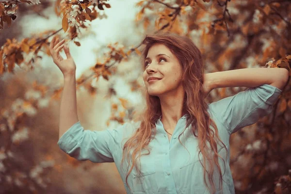 Молода жінка в осінньому саду — стокове фото