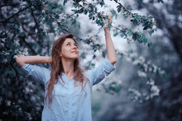 Žena se těší květu jabloní — Stock fotografie