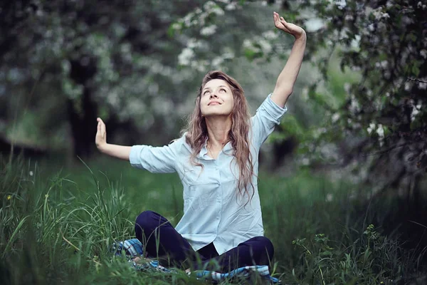 Young woman sitting on grass — Stock Photo, Image