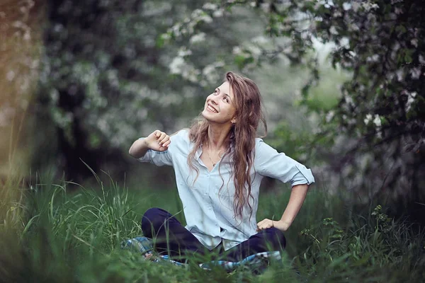 Giovane donna seduta sull'erba — Foto Stock