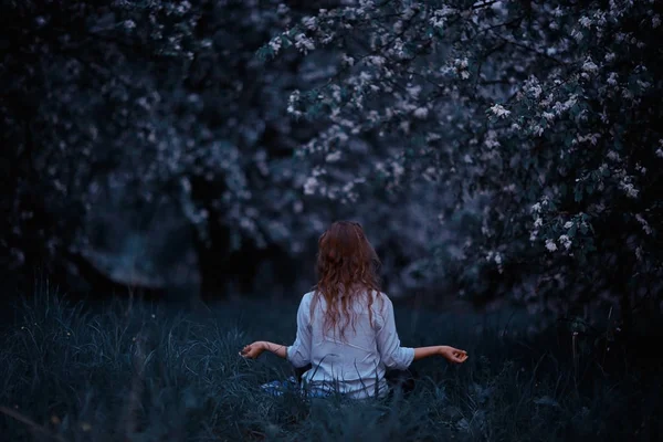 Adult girl meditating — Stock Photo, Image