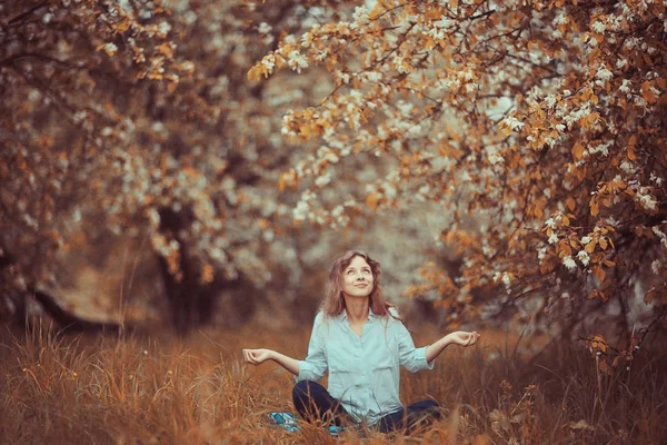 Mujer disfrutando de la floración de manzanos — Foto de Stock