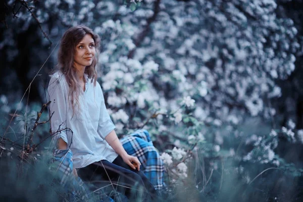 Mujer disfrutando de la floración de manzanos — Foto de Stock