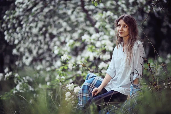 Donna godendo fioritura di alberi di mele — Foto Stock