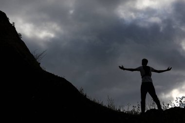 keşiş Dağı'nda dua silüeti